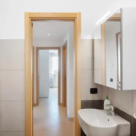 Iris Apartment *